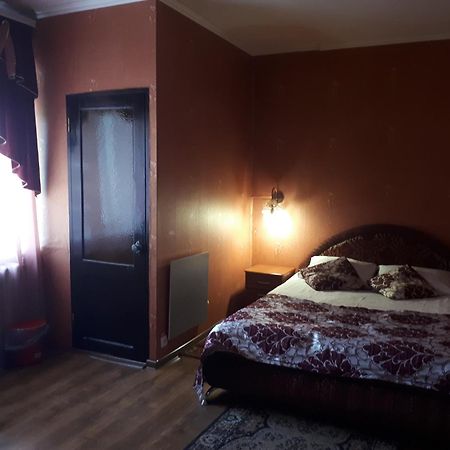 Hotel Gostynnyi Dvir Sharhorod ภายนอก รูปภาพ
