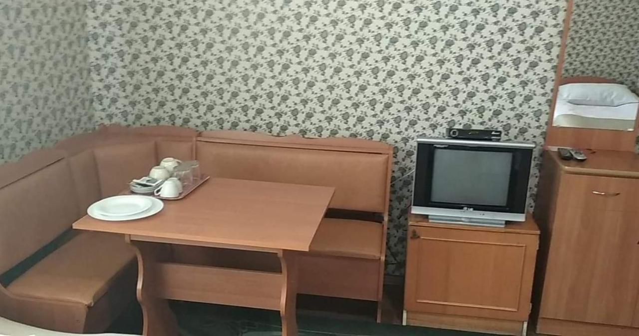 Hotel Gostynnyi Dvir Sharhorod ภายนอก รูปภาพ