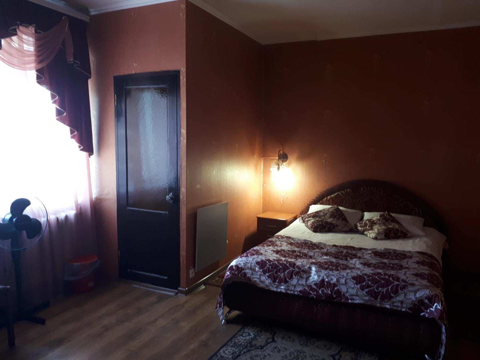 Hotel Gostynnyi Dvir Sharhorod ภายนอก รูปภาพ