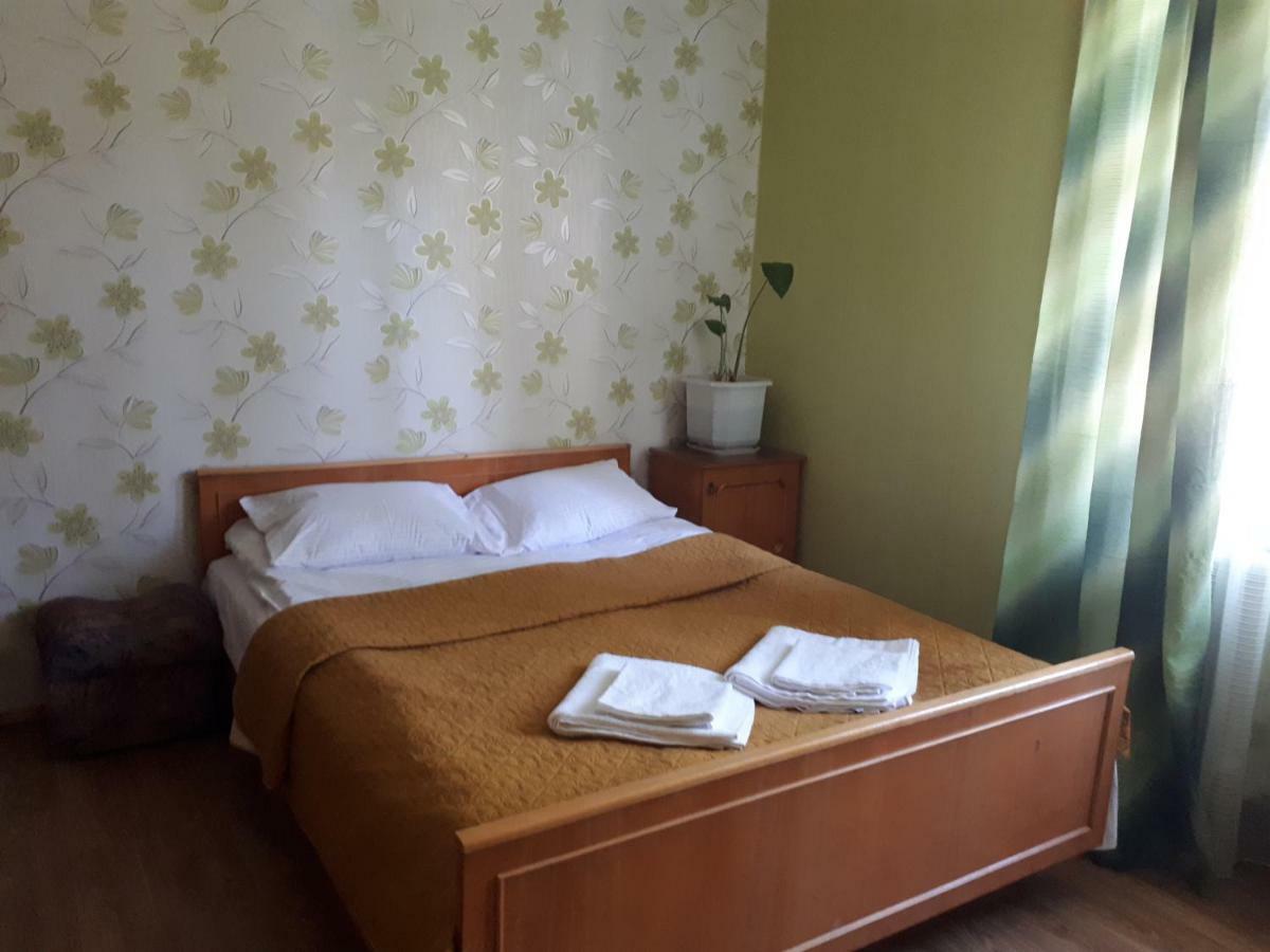 Hotel Gostynnyi Dvir Sharhorod ภายนอก รูปภาพ