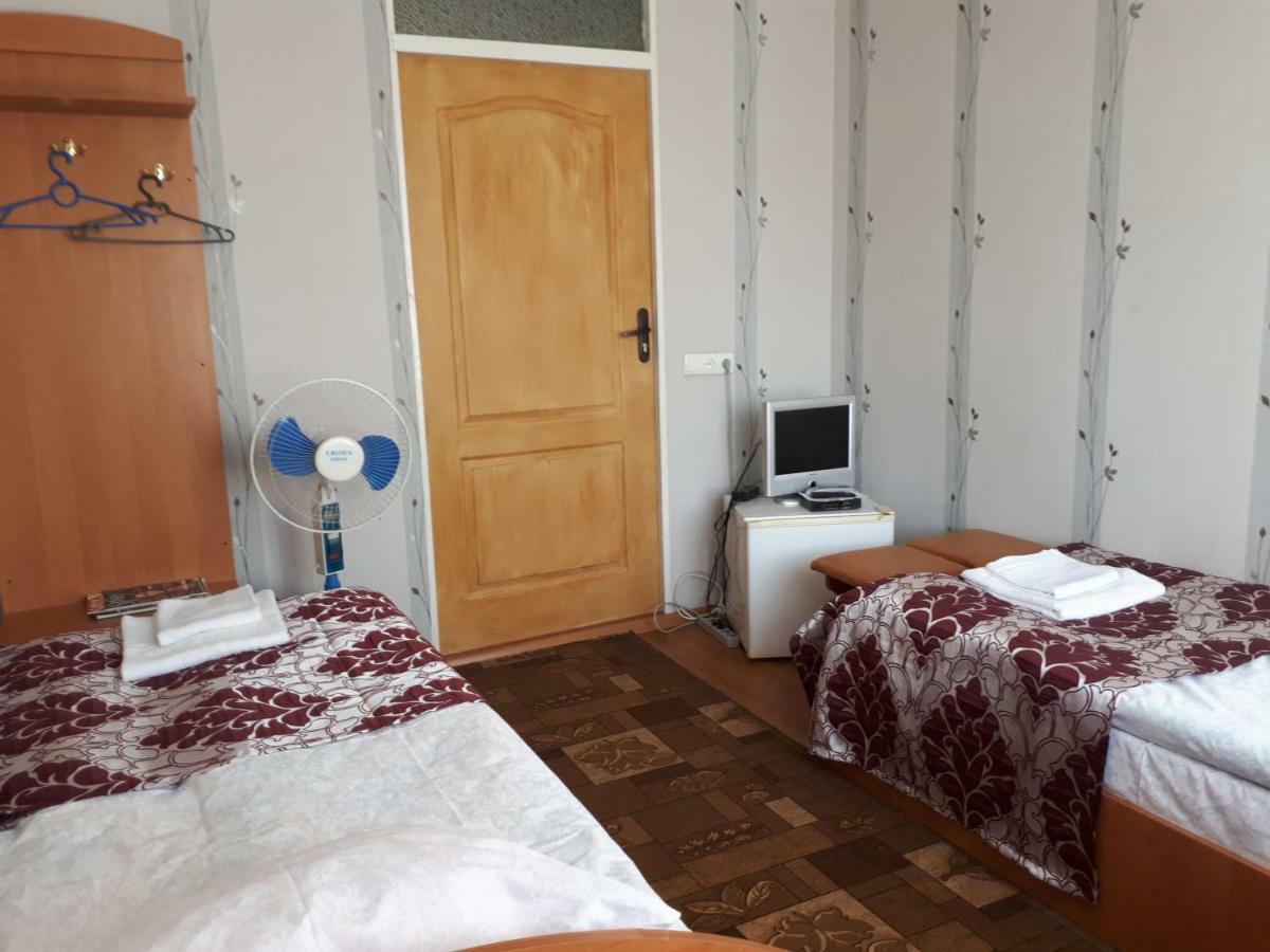 Hotel Gostynnyi Dvir Sharhorod ภายนอก รูปภาพ