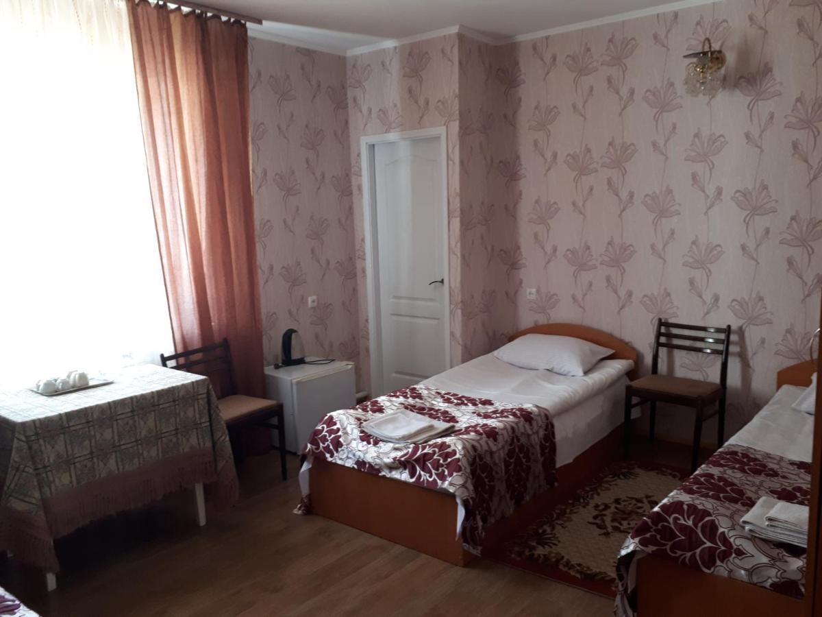 Hotel Gostynnyi Dvir Sharhorod ภายนอก รูปภาพ