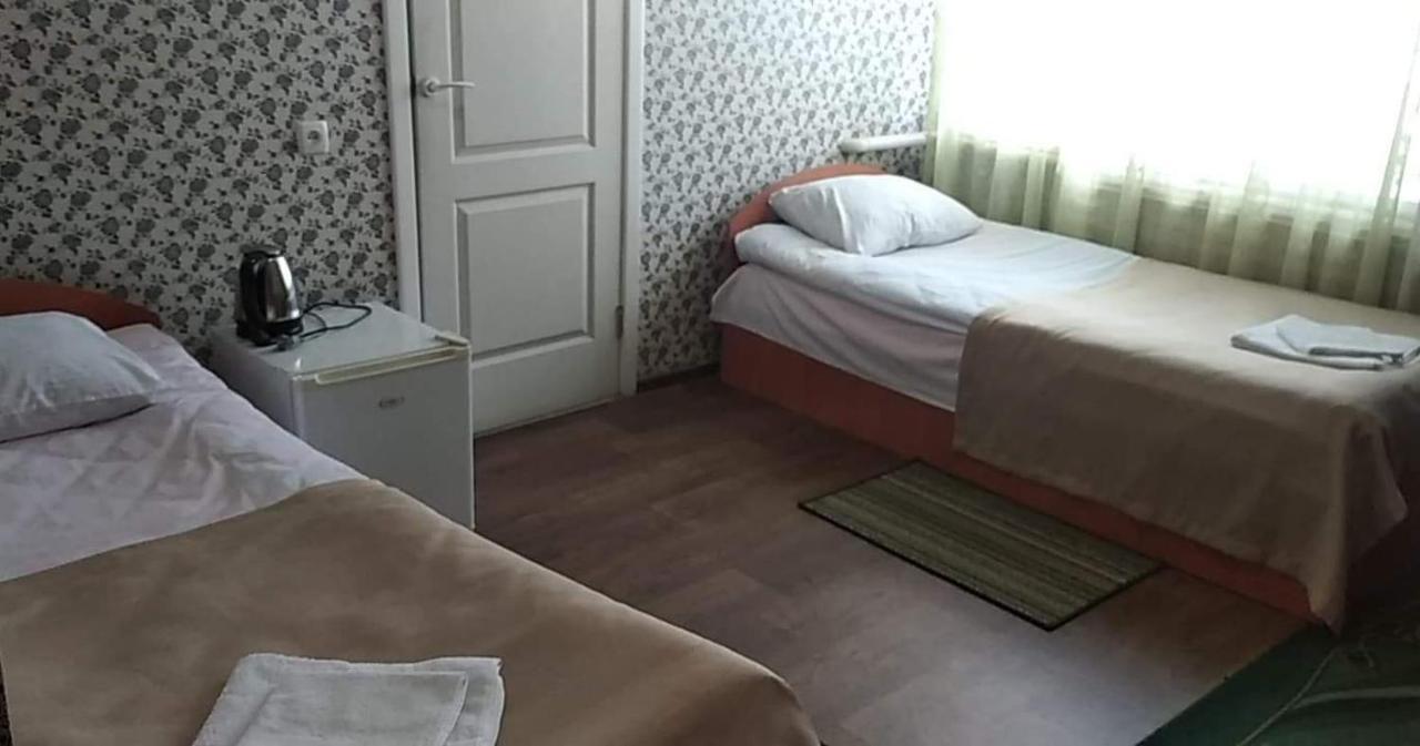 Hotel Gostynnyi Dvir Sharhorod ภายนอก รูปภาพ